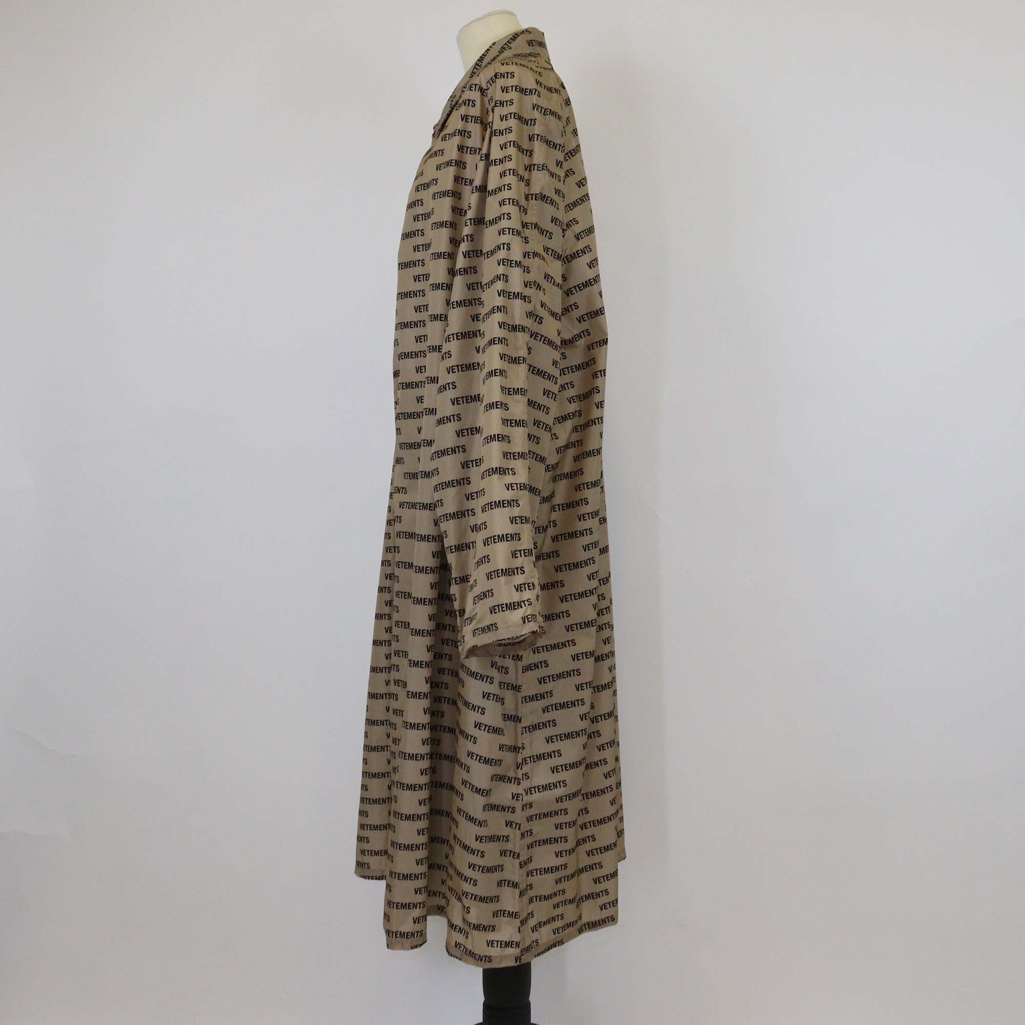 Vetements Beige Nylon Logo Print Long Sleeve Raincoat