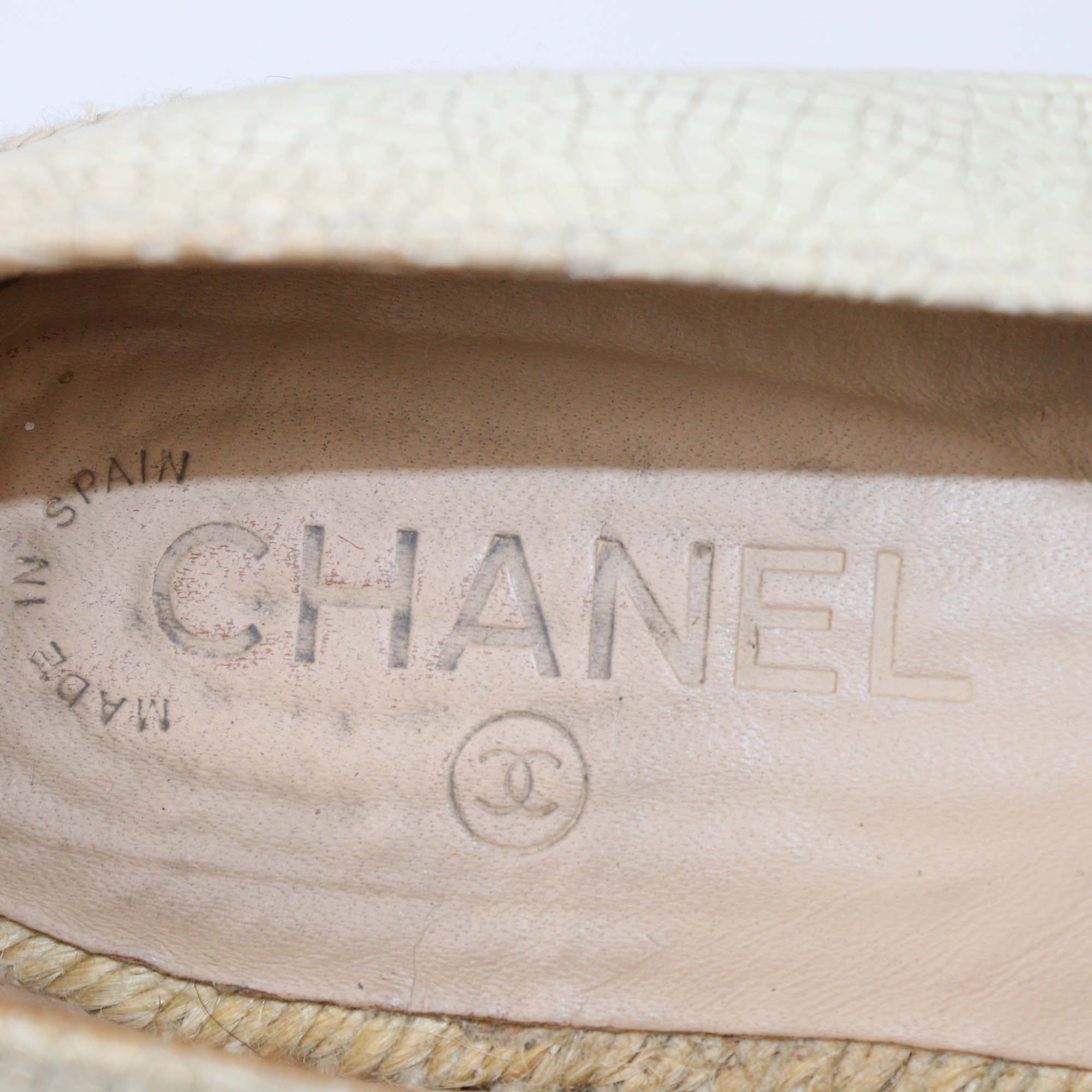 Chanel Light Beige/Black Crackled Effect Leather and Patent Leather Espadrilles Cap Toe Flats
