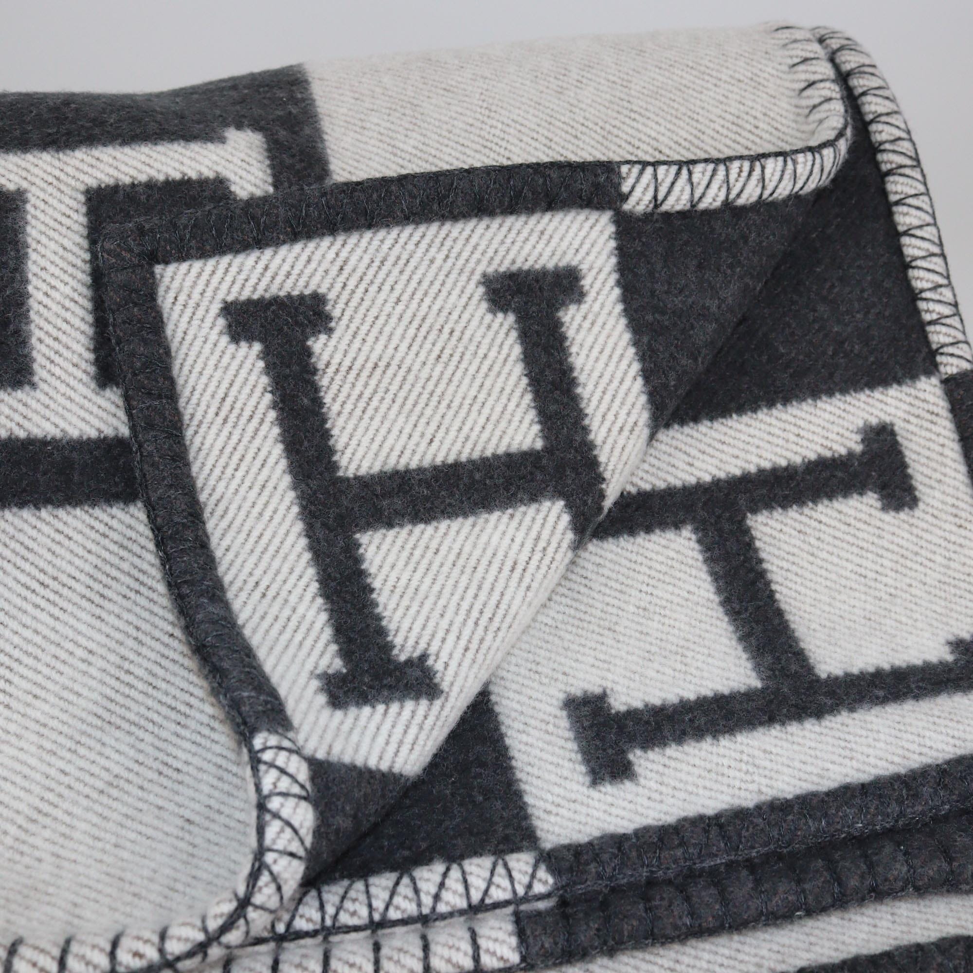 Hermes Ecru/Gris Fonce Avalon Throw Blanket Womens Hermes