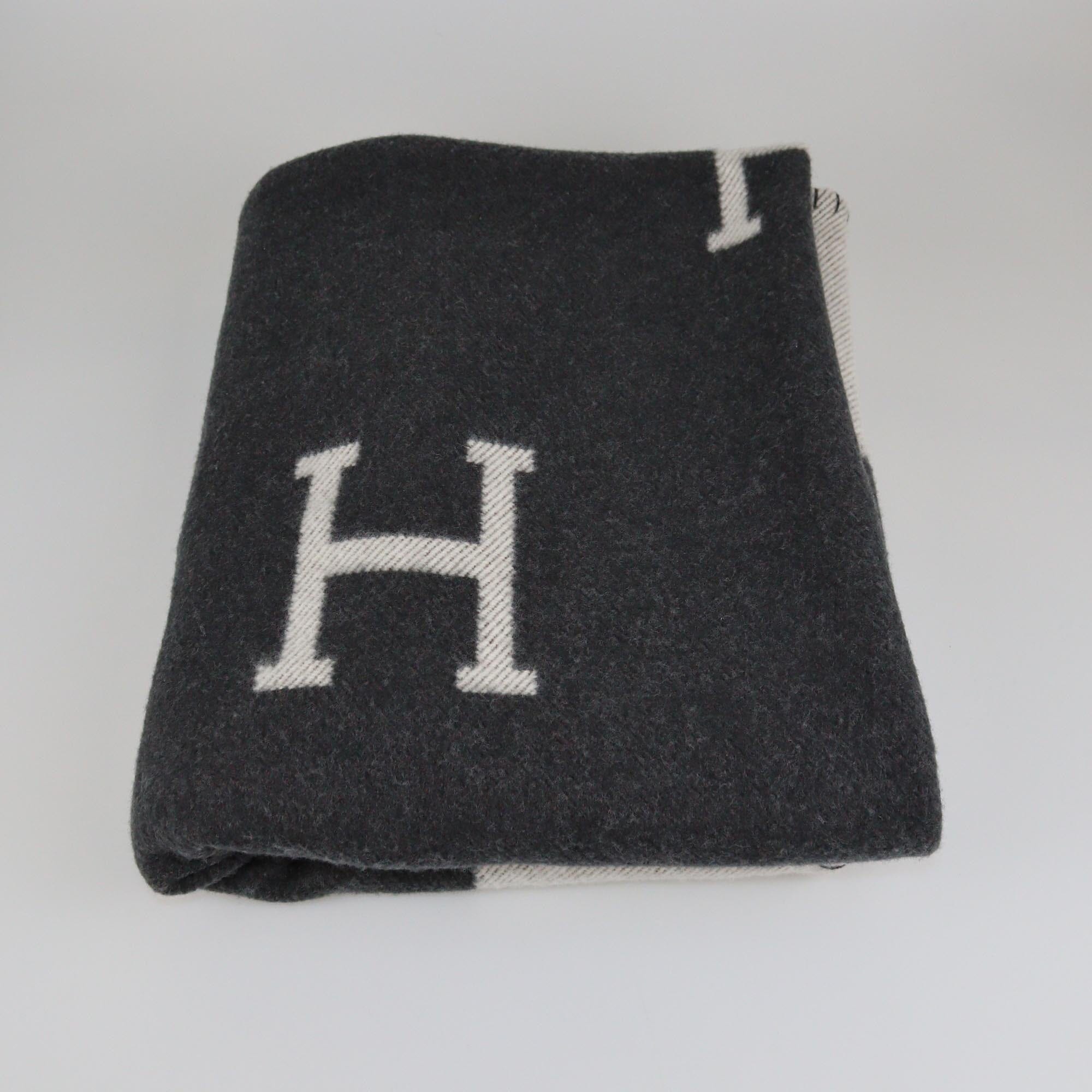 Hermes Ecru/Gris Fonce Avalon Throw Blanket Womens Hermes