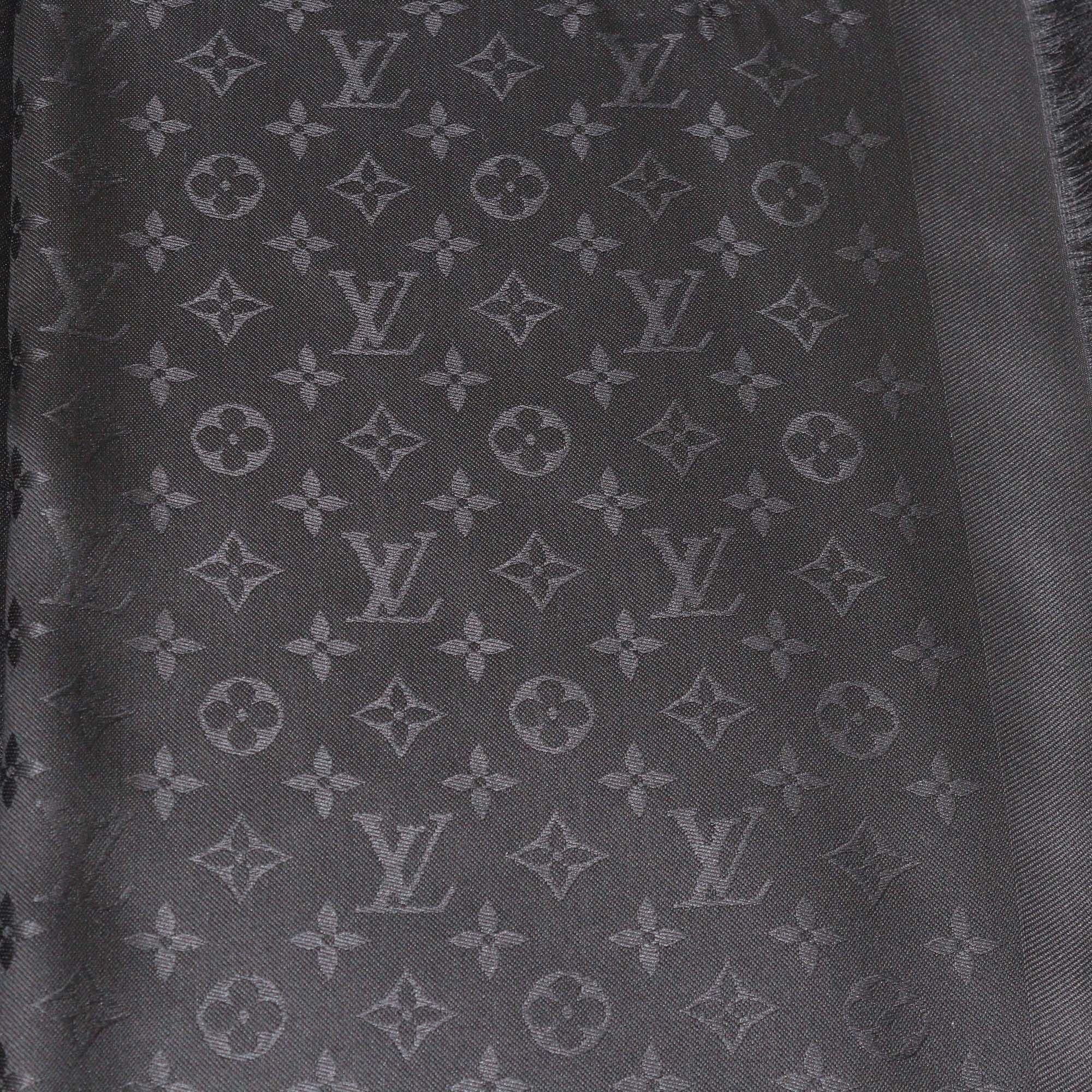 Louis Vuitton Black Monogram Classic Shawl Womens Louis Vuitton 