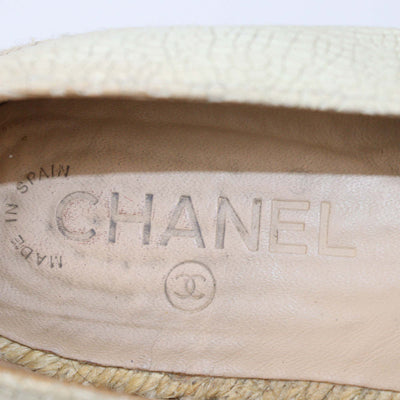 Chanel Light Beige/Black Crackled Effect Leather and Patent Leather Espadrilles Cap Toe Flats