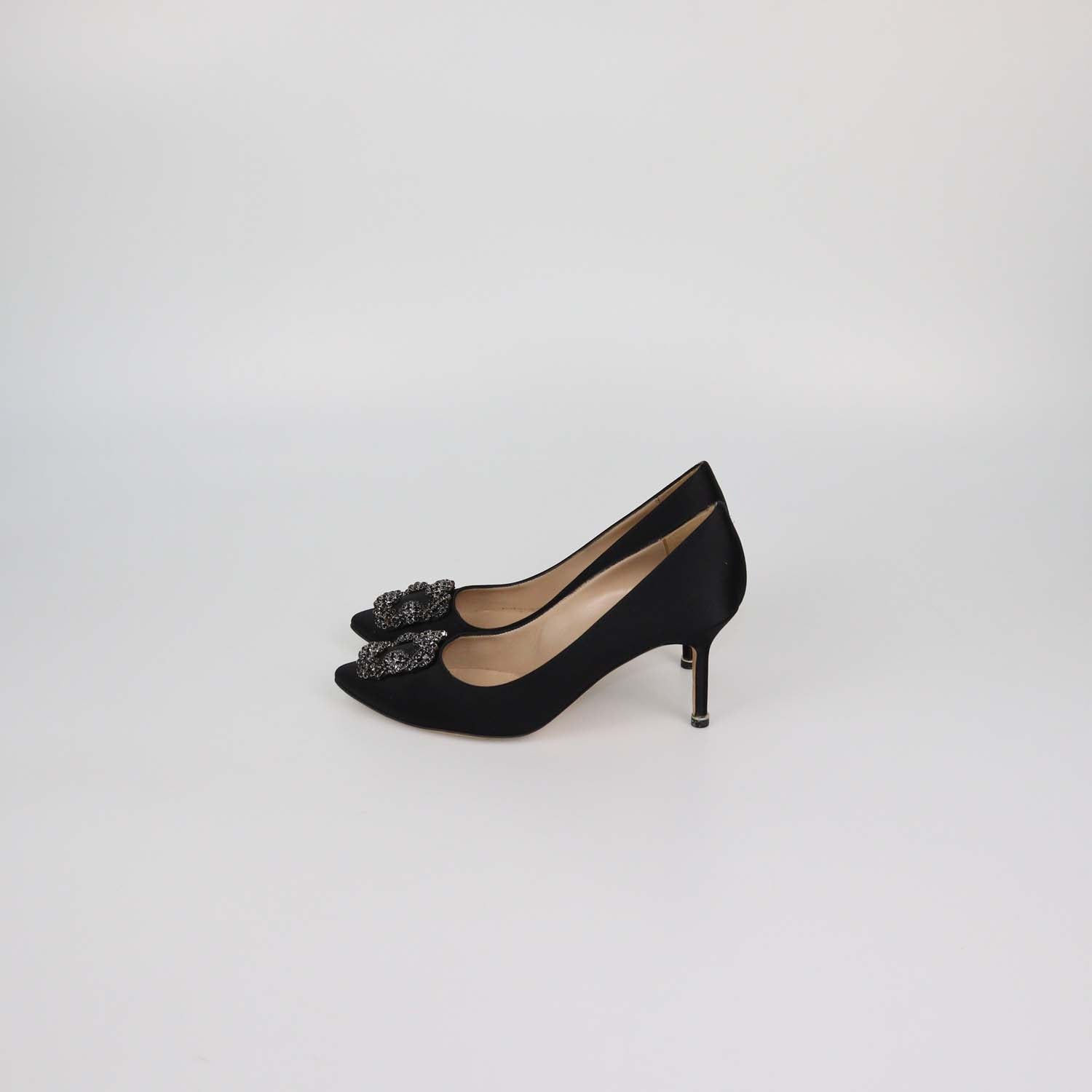 Manolo Blahnik Black Satin Hangisi Pumps
