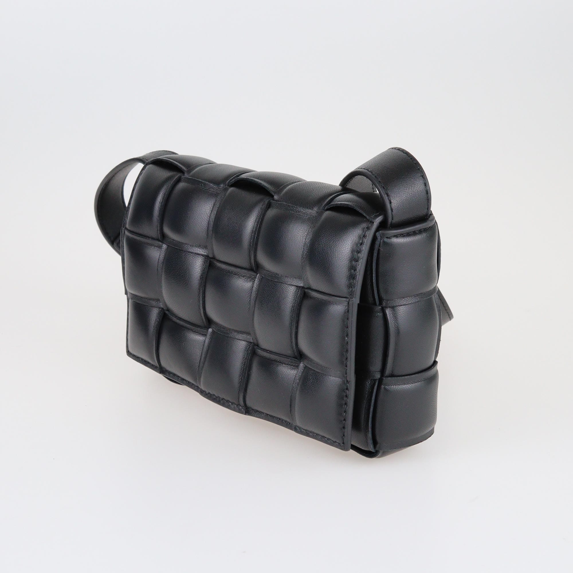 Padded cassette outlet bag